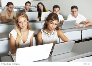 Zwei Studentinen im Hörsaal